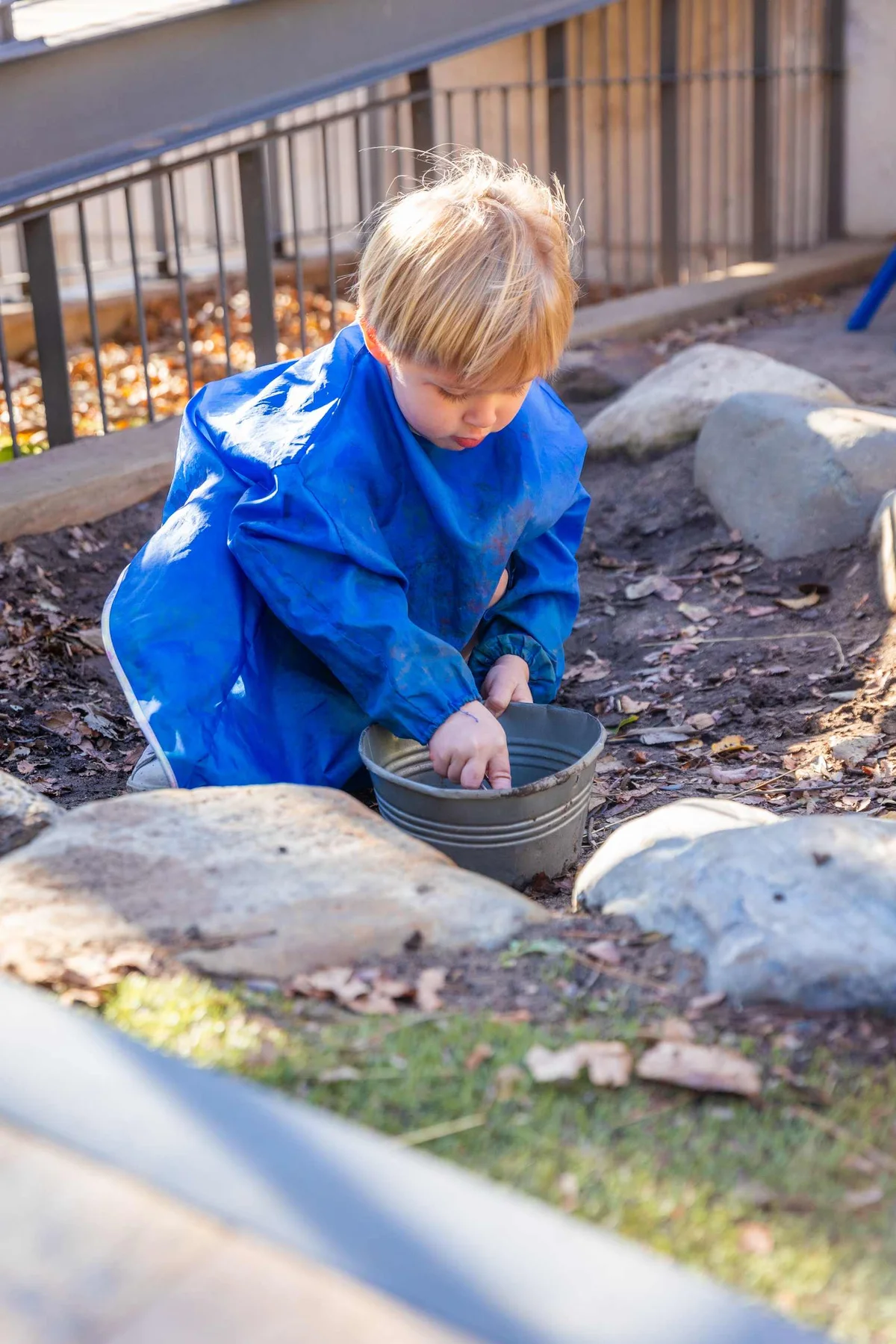 Child playing with the soil